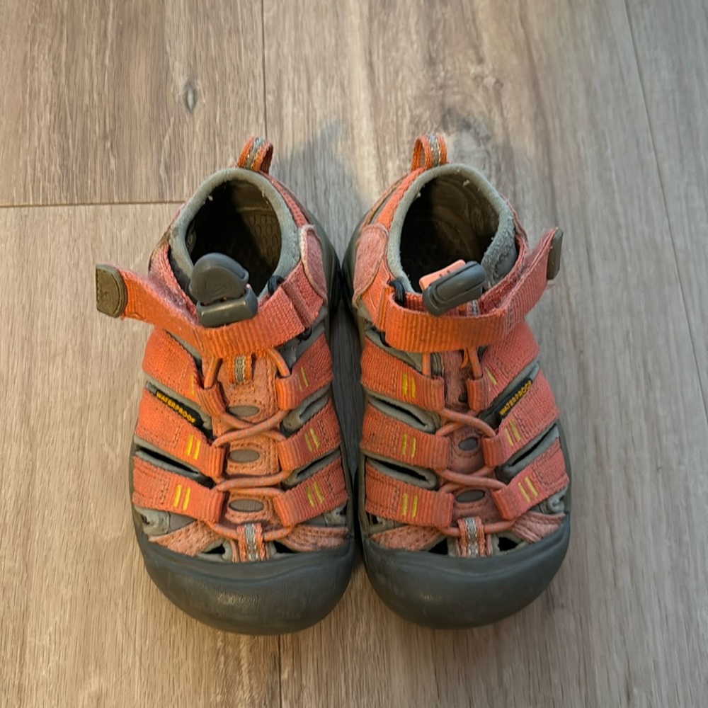 Little girls keen waterproof sandals sz 9